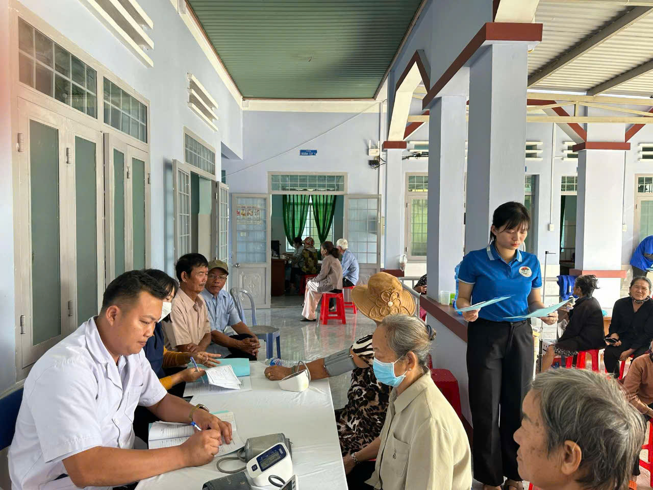 Một buổi khám tại xã biên giới Ia Rve